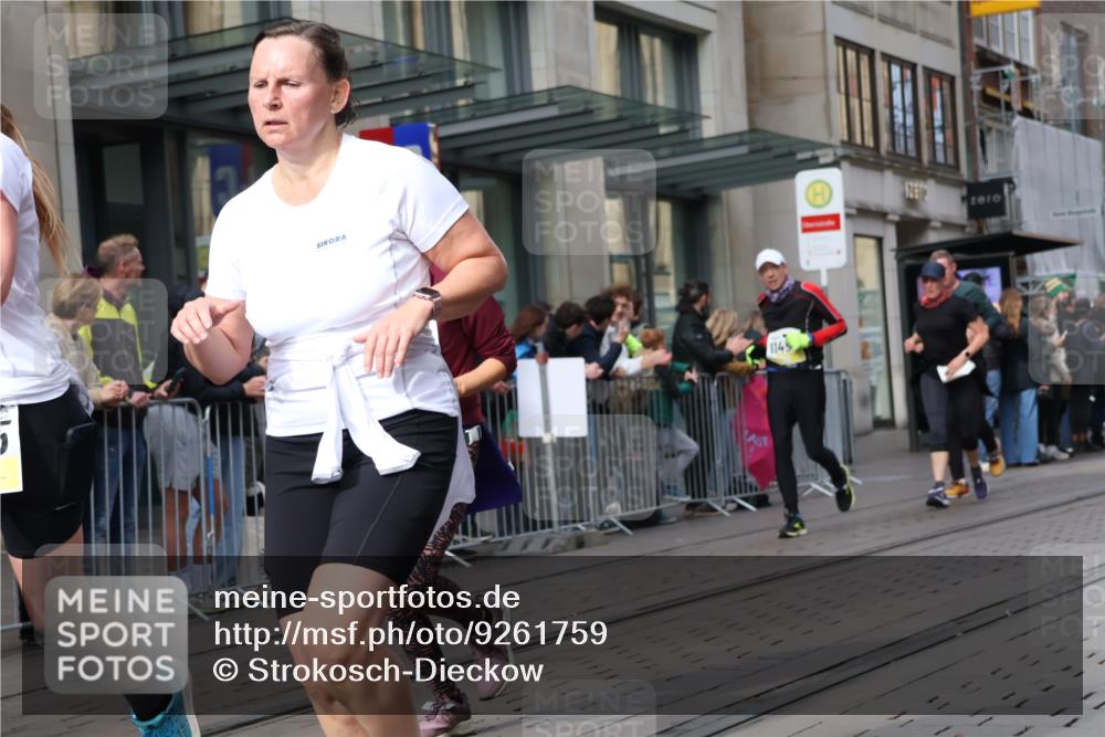 05.10.2025 - 20. swb-Marathon Bremen Strokosch-Dieckow http://msf.ph/oto/9261759 05.10.2025 11:01:48 Ziel 9324, 9363, 9426, 9536, 9686, 9748, 10130, 10301, 10508, 10821, 10829, 10837, 10855, 10879, 10887, 10944, 11014, 11340, 11415, 11454, 11459, 11646, 9324, 9363, 9426, 9536, 9686, 9748, 10130, 10301, 10508, 10821, 10829, 10837, 10855, 10879, 10887, 10944, 11014, 11340, 11415, 11454, 11459, 11646 meine-sportfotos.de