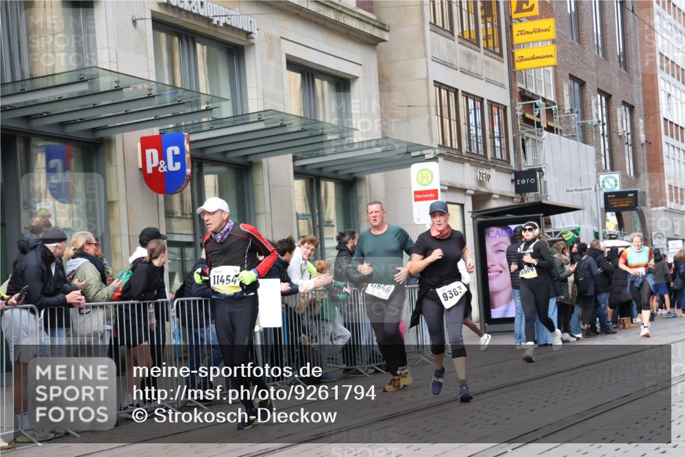 05.10.2025 - 20. swb-Marathon Bremen Strokosch-Dieckow http://msf.ph/oto/9261794 05.10.2025 11:01:49 Ziel 9324, 9363, 9426, 9536, 9686, 9748, 10130, 10301, 10508, 10821, 10829, 10837, 10855, 10879, 10887, 10944, 11014, 11340, 11386, 11415, 11454, 11459, 11646, 9324, 9363, 9426, 9536, 9686, 9748, 10130, 10301, 10508, 10821, 10829, 10837, 10855, 10879, 10887, 10944, 11014, 11340, 11386, 11415, 11454, 11459, 11646 meine-sportfotos.de