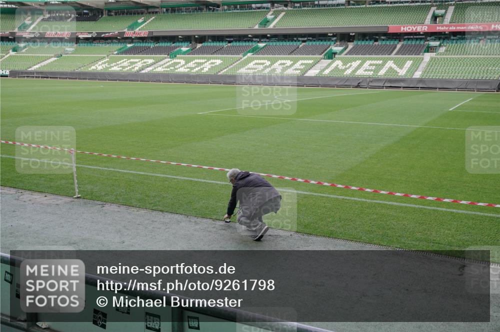 05.10.2025 - 20. swb-Marathon Bremen Michael Burmester http://msf.ph/oto/9261798 05.10.2025 11:04:18 Laufen im Stadion  meine-sportfotos.de