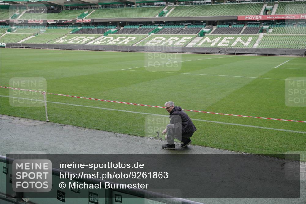 05.10.2025 - 20. swb-Marathon Bremen Michael Burmester http://msf.ph/oto/9261863 05.10.2025 11:04:23 Laufen im Stadion  meine-sportfotos.de