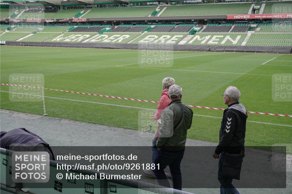 05.10.2025 - 20. swb-Marathon Bremen Michael Burmester http://msf.ph/oto/9261881 05.10.2025 11:04:30 Laufen im Stadion  meine-sportfotos.de