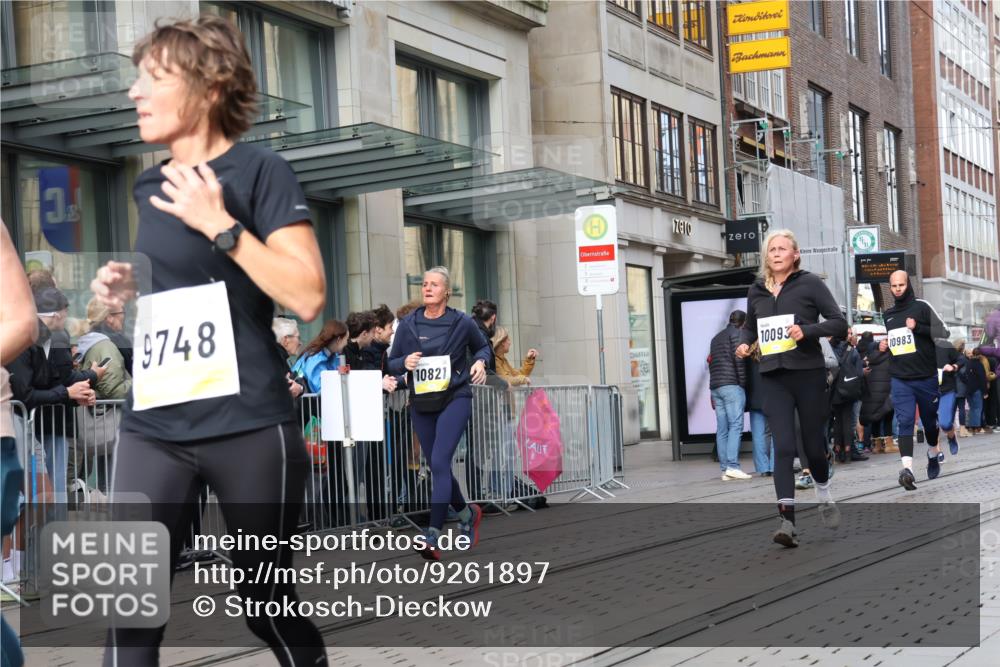 05.10.2025 - 20. swb-Marathon Bremen Strokosch-Dieckow http://msf.ph/oto/9261897 05.10.2025 11:02:01 Ziel 9363, 9468, 9647, 9707, 9748, 9802, 9839, 10033, 10093, 10130, 10194, 10508, 10615, 10821, 10829, 10982, 10983, 11110, 11340, 11386, 11454, 11537, 11538, 11646, 11711, 9363, 9468, 9647, 9707, 9748, 9802, 9839, 10033, 10093, 10130, 10194, 10508, 10615, 10821, 10829, 10982, 10983, 11110, 11340, 11386, 11454, 11537, 11646 meine-sportfotos.de