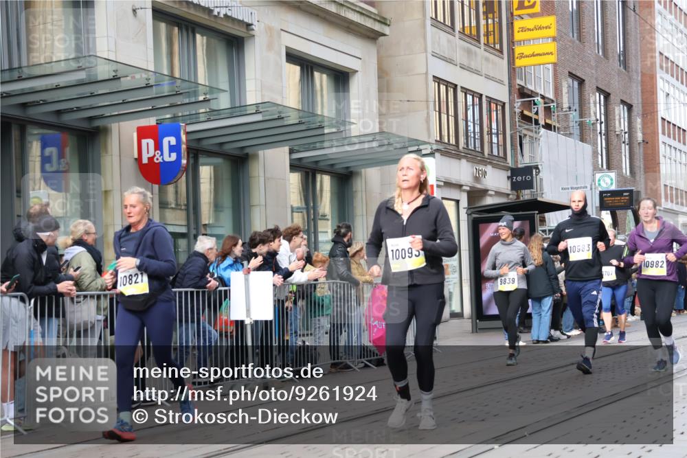 05.10.2025 - 20. swb-Marathon Bremen Strokosch-Dieckow http://msf.ph/oto/9261924 05.10.2025 11:02:02 Ziel 9363, 9468, 9647, 9707, 9748, 9802, 9839, 10033, 10093, 10130, 10194, 10508, 10595, 10598, 10615, 10821, 10829, 10982, 10983, 11110, 11160, 11340, 11386, 11454, 11537, 11538, 11646, 11711, 9363, 9468, 9647, 9707, 9748, 9802, 9839, 10033, 10093, 10130, 10194, 10508, 10595, 10598, 10615, 10821, 10829, 10982, 10983, 11110, 11160, 11340, 11386, 11454, 11537, 11646 meine-sportfotos.de