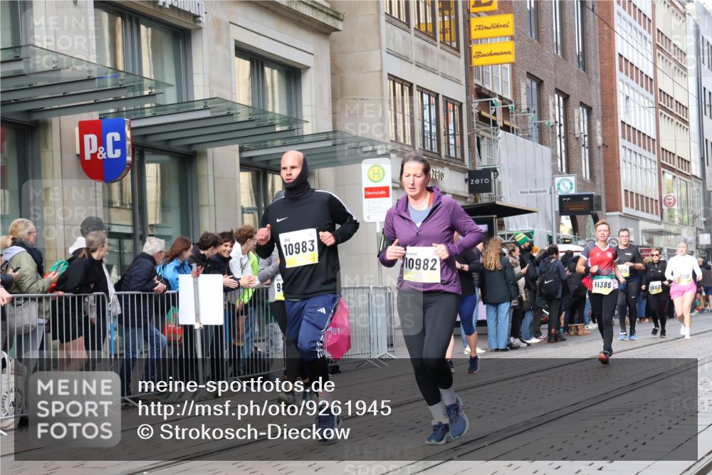 05.10.2025 - 20. swb-Marathon Bremen Strokosch-Dieckow http://msf.ph/oto/9261945 05.10.2025 11:02:04 Ziel 9468, 9647, 9707, 9748, 9802, 9839, 10033, 10093, 10130, 10194, 10595, 10598, 10615, 10821, 10829, 10982, 10983, 11110, 11160, 11340, 11386, 11454, 11537, 11538, 11646, 11711, 9468, 9647, 9707, 9748, 9802, 9839, 10033, 10093, 10130, 10194, 10595, 10598, 10615, 10821, 10829, 10982, 10983, 11110, 11160, 11340, 11386, 11454, 11537, 11646 meine-sportfotos.de