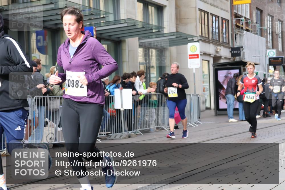 05.10.2025 - 20. swb-Marathon Bremen Strokosch-Dieckow http://msf.ph/oto/9261976 05.10.2025 11:02:06 Ziel 9468, 9647, 9707, 9748, 9802, 9839, 10033, 10093, 10130, 10194, 10595, 10598, 10615, 10821, 10825, 10829, 10982, 10983, 11110, 11160, 11340, 11386, 11537, 11538, 11646, 11711, 9468, 9647, 9707, 9748, 9802, 9839, 10033, 10093, 10130, 10194, 10595, 10598, 10615, 10821, 10825, 10829, 10982, 10983, 11110, 11160, 11340, 11386, 11537, 11646 meine-sportfotos.de