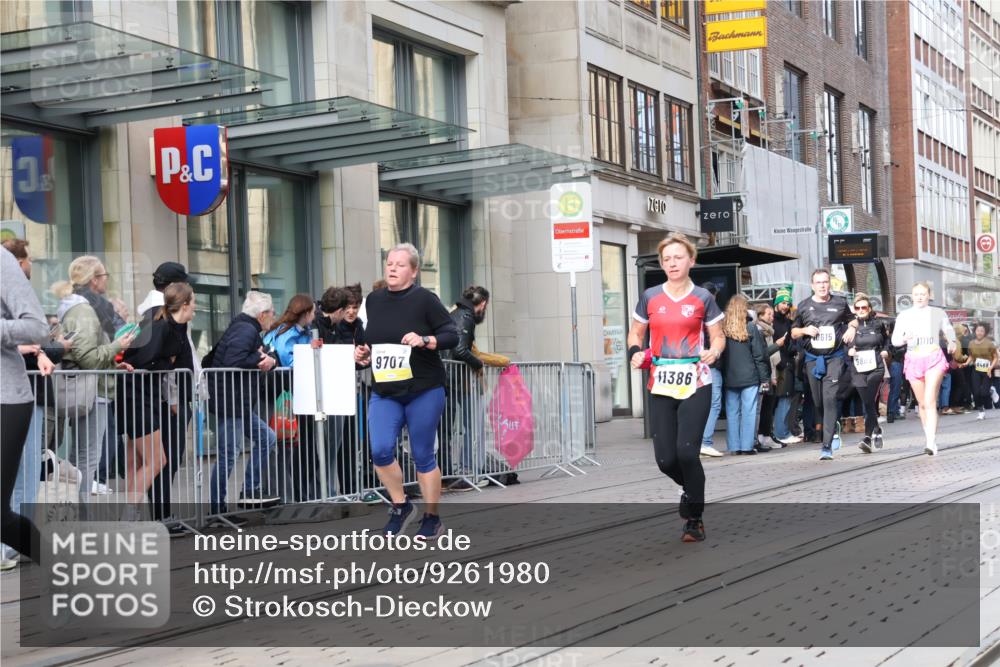 05.10.2025 - 20. swb-Marathon Bremen Strokosch-Dieckow http://msf.ph/oto/9261980 05.10.2025 11:02:06 Ziel 9468, 9647, 9707, 9748, 9802, 9839, 10033, 10093, 10130, 10194, 10595, 10598, 10615, 10821, 10825, 10829, 10982, 10983, 11110, 11160, 11340, 11386, 11537, 11538, 11646, 11711, 9468, 9647, 9707, 9748, 9802, 9839, 10033, 10093, 10130, 10194, 10595, 10598, 10615, 10821, 10825, 10829, 10982, 10983, 11110, 11160, 11340, 11386, 11537, 11646 meine-sportfotos.de