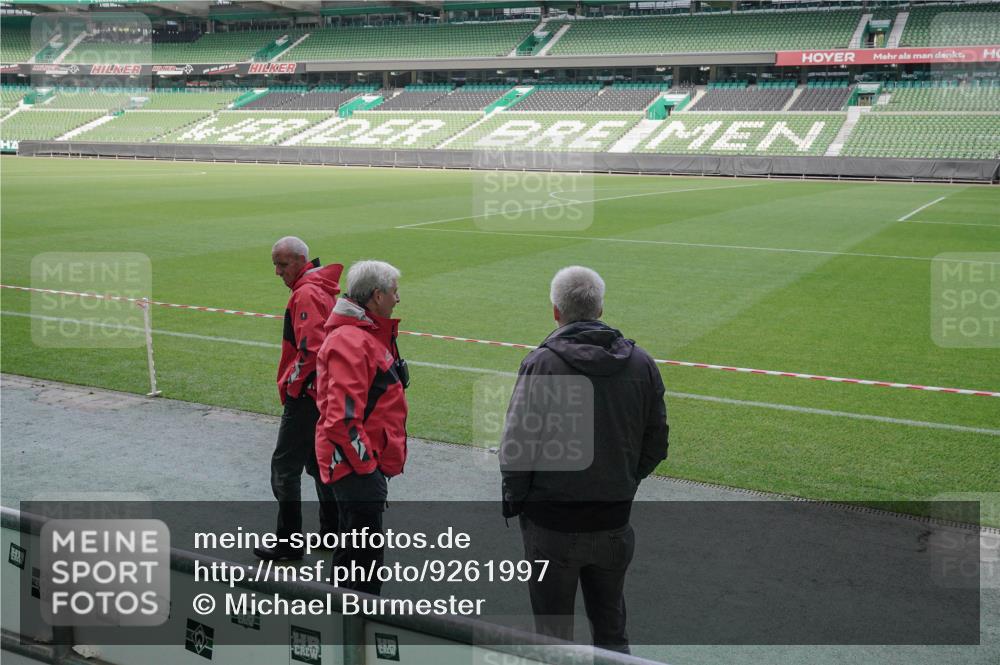 05.10.2025 - 20. swb-Marathon Bremen Michael Burmester http://msf.ph/oto/9261997 05.10.2025 11:10:57 Laufen im Stadion  meine-sportfotos.de