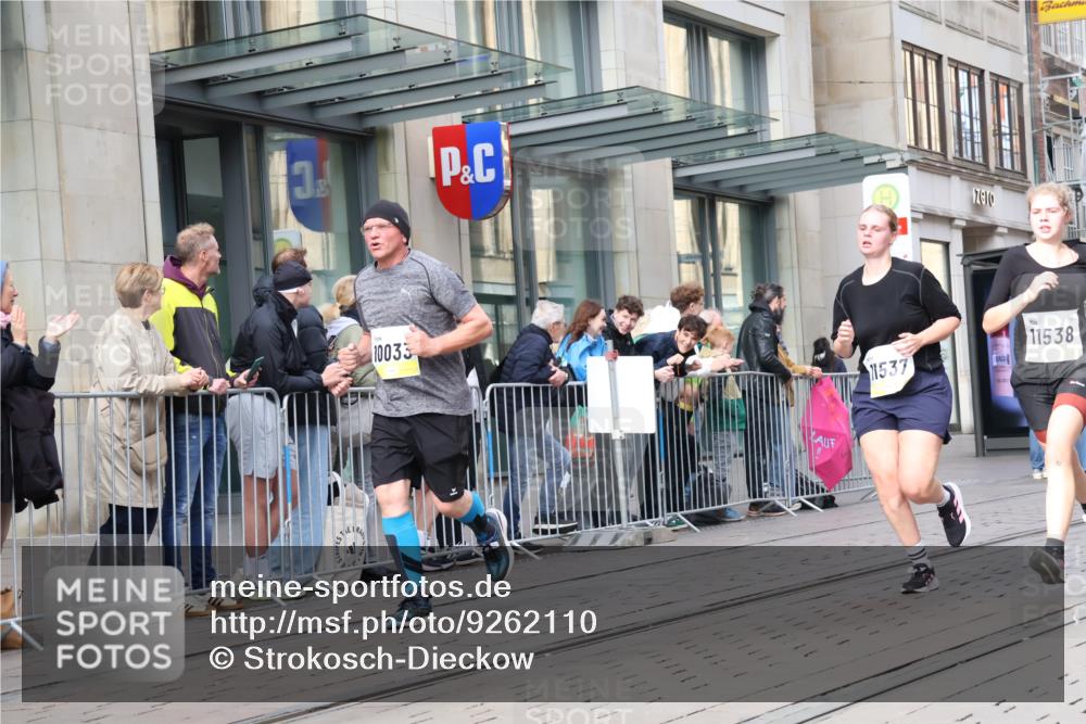 05.10.2025 - 20. swb-Marathon Bremen Strokosch-Dieckow http://msf.ph/oto/9262110 05.10.2025 11:02:15 Ziel 9331, 9360, 9468, 9516, 9647, 9707, 9802, 9839, 9841, 10033, 10093, 10129, 10194, 10510, 10530, 10595, 10598, 10615, 10803, 10804, 10825, 10826, 10982, 10983, 11024, 11110, 11160, 11537, 11538, 11711, 9331, 9360, 9468, 9516, 9647, 9707, 9802, 9839, 9841, 10033, 10093, 10129, 10194, 10510, 10530, 10595, 10598, 10615, 10803, 10804, 10825, 10826, 10982, 10983, 11024, 11110, 11160, 11537 meine-sportfotos.de