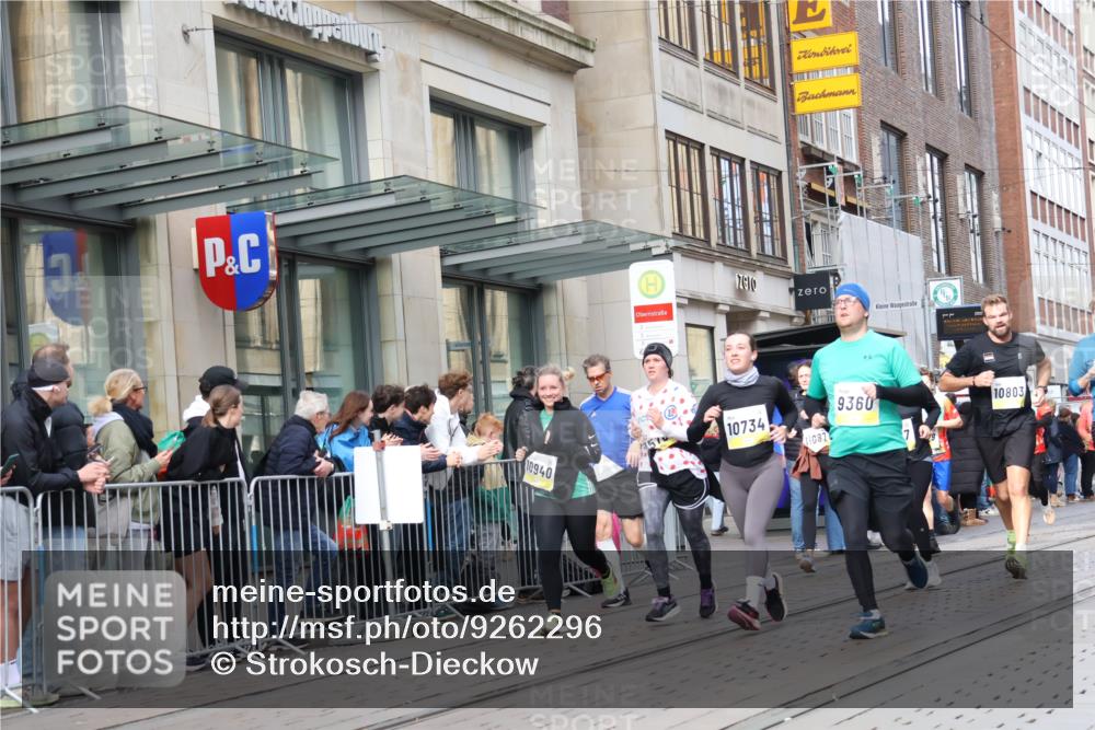 05.10.2025 - 20. swb-Marathon Bremen Strokosch-Dieckow http://msf.ph/oto/9262296 05.10.2025 11:02:29 Ziel 9331, 9360, 9516, 9644, 9841, 9846, 9893, 10129, 10167, 10207, 10510, 10530, 10656, 10734, 10777, 10803, 10804, 10825, 10826, 10876, 10940, 11024, 11087, 11193, 11312, 11504, 11576, 11667, 11668, 11735, 9331, 9360, 9516, 9644, 9841, 9846, 9893, 10129, 10167, 10207, 10510, 10530, 10656, 10734, 10777, 10803, 10804, 10825, 10826, 10876, 10940, 11024, 11087, 11193, 11312, 11504, 11735 meine-sportfotos.de