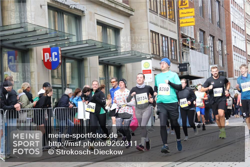 05.10.2025 - 20. swb-Marathon Bremen Strokosch-Dieckow http://msf.ph/oto/9262311 05.10.2025 11:02:30 Ziel 9331, 9360, 9516, 9644, 9841, 9846, 9893, 10129, 10167, 10207, 10510, 10530, 10656, 10734, 10777, 10803, 10804, 10825, 10826, 10876, 10940, 11024, 11087, 11193, 11312, 11504, 11576, 11667, 11668, 11735, 9331, 9360, 9516, 9644, 9841, 9846, 9893, 10129, 10167, 10207, 10510, 10530, 10656, 10734, 10777, 10803, 10804, 10825, 10826, 10876, 10940, 11024, 11087, 11193, 11312, 11504, 11735 meine-sportfotos.de