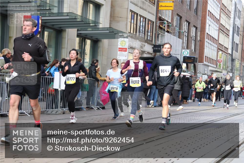 05.10.2025 - 20. swb-Marathon Bremen Strokosch-Dieckow http://msf.ph/oto/9262454 05.10.2025 11:02:38 Ziel 9229, 9300, 9331, 9360, 9516, 9593, 9644, 9661, 9662, 9846, 9893, 10129, 10167, 10185, 10207, 10656, 10734, 10777, 10803, 10804, 10876, 10940, 10996, 11087, 11193, 11312, 11376, 11504, 11576, 11667, 11668, 11682, 11735, 9229, 9300, 9331, 9360, 9516, 9593, 9644, 9661, 9662, 9846, 9893, 10129, 10167, 10185, 10207, 10656, 10734, 10777, 10803, 10804, 10876, 10940, 10996, 11087, 11193, 11312, 11376, 11504, 11682, 11735 meine-sportfotos.de