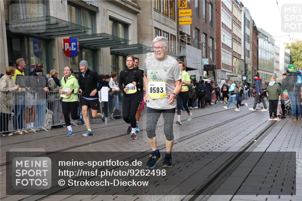 05.10.2025 - 20. swb-Marathon Bremen Strokosch-Dieckow http://msf.ph/oto/9262498 05.10.2025 11:02:44 Ziel 9229, 9300, 9325, 9593, 9644, 9661, 9662, 9846, 9893, 10167, 10185, 10207, 10471, 10656, 10777, 10876, 10926, 10996, 11087, 11312, 11376, 11390, 11504, 11667, 11668, 11682, 11735, 9229, 9300, 9325, 9593, 9644, 9661, 9662, 9846, 9893, 10167, 10185, 10207, 10471, 10656, 10777, 10876, 10926, 10996, 11087, 11312, 11376, 11390, 11504, 11682, 11735 meine-sportfotos.de