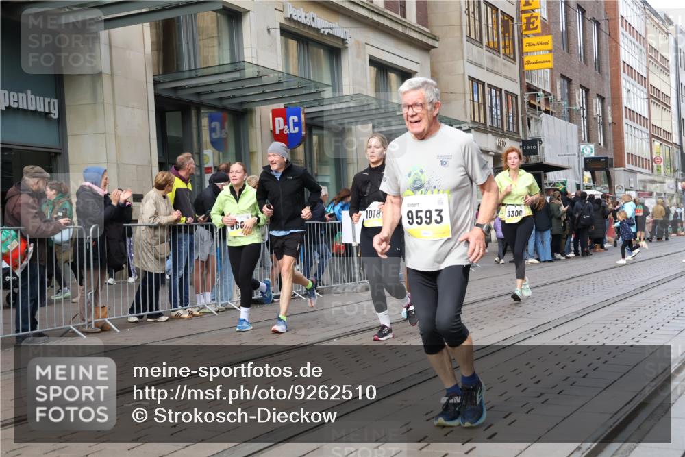 05.10.2025 - 20. swb-Marathon Bremen Strokosch-Dieckow http://msf.ph/oto/9262510 05.10.2025 11:02:45 Ziel 9229, 9300, 9325, 9593, 9644, 9661, 9662, 9846, 9893, 10167, 10185, 10471, 10656, 10777, 10876, 10926, 10996, 11087, 11312, 11376, 11390, 11504, 11667, 11668, 11682, 11735, 9229, 9300, 9325, 9593, 9644, 9661, 9662, 9846, 9893, 10167, 10185, 10471, 10656, 10777, 10876, 10926, 10996, 11087, 11312, 11376, 11390, 11504, 11682, 11735 meine-sportfotos.de