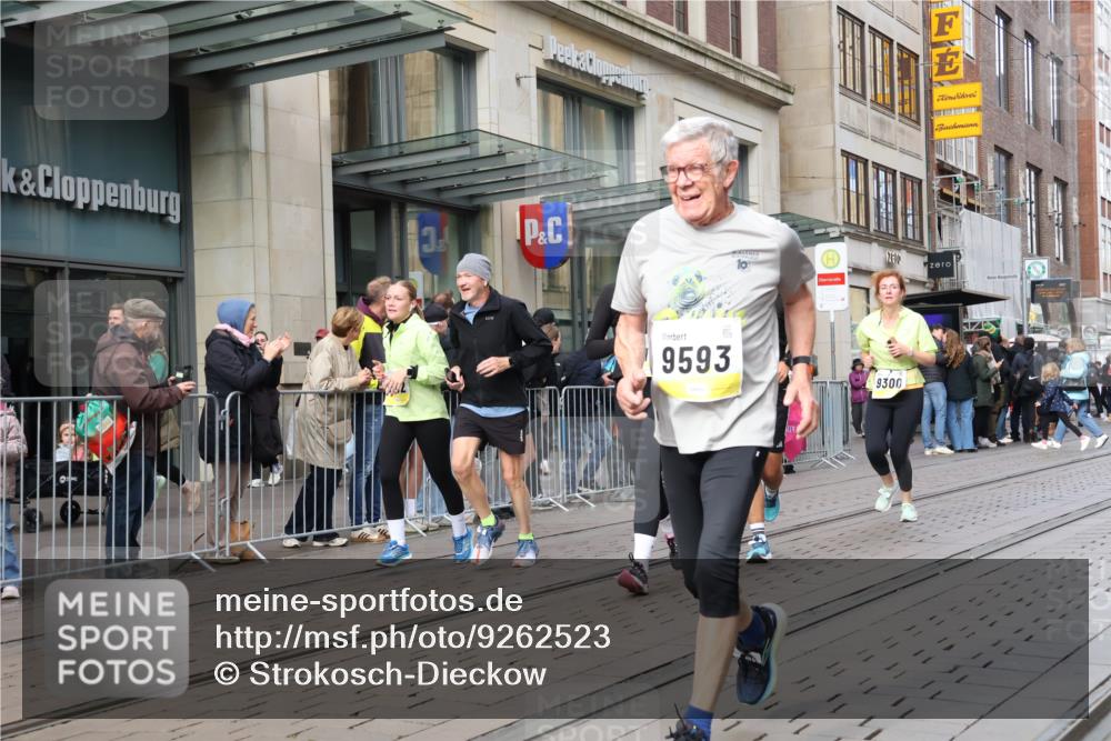 05.10.2025 - 20. swb-Marathon Bremen Strokosch-Dieckow http://msf.ph/oto/9262523 05.10.2025 11:02:45 Ziel 9229, 9300, 9325, 9593, 9644, 9661, 9662, 9846, 9893, 10167, 10185, 10471, 10656, 10777, 10876, 10926, 10996, 11087, 11312, 11376, 11390, 11504, 11667, 11668, 11682, 11735, 9229, 9300, 9325, 9593, 9644, 9661, 9662, 9846, 9893, 10167, 10185, 10471, 10656, 10777, 10876, 10926, 10996, 11087, 11312, 11376, 11390, 11504, 11682, 11735 meine-sportfotos.de