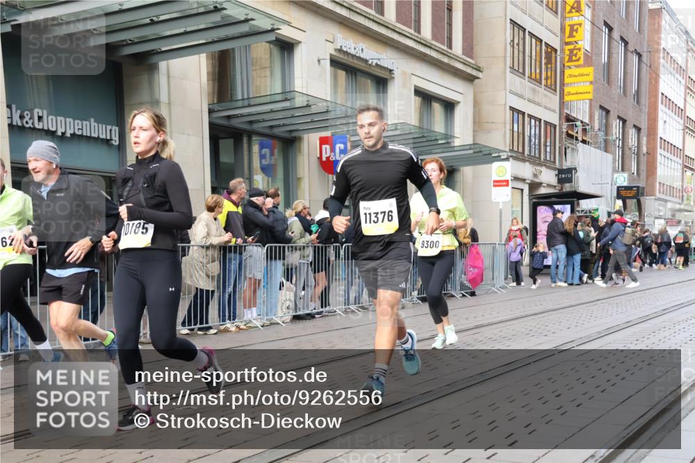 05.10.2025 - 20. swb-Marathon Bremen Strokosch-Dieckow http://msf.ph/oto/9262556 05.10.2025 11:02:46 Ziel 9229, 9246, 9300, 9325, 9593, 9644, 9661, 9662, 9846, 9893, 10142, 10167, 10185, 10471, 10656, 10777, 10876, 10926, 10996, 11312, 11376, 11390, 11504, 11667, 11668, 11682, 11735, 9229, 9246, 9300, 9325, 9593, 9644, 9661, 9662, 9846, 9893, 10142, 10167, 10185, 10471, 10656, 10777, 10876, 10926, 10996, 11312, 11376, 11390, 11504, 11682, 11735 meine-sportfotos.de