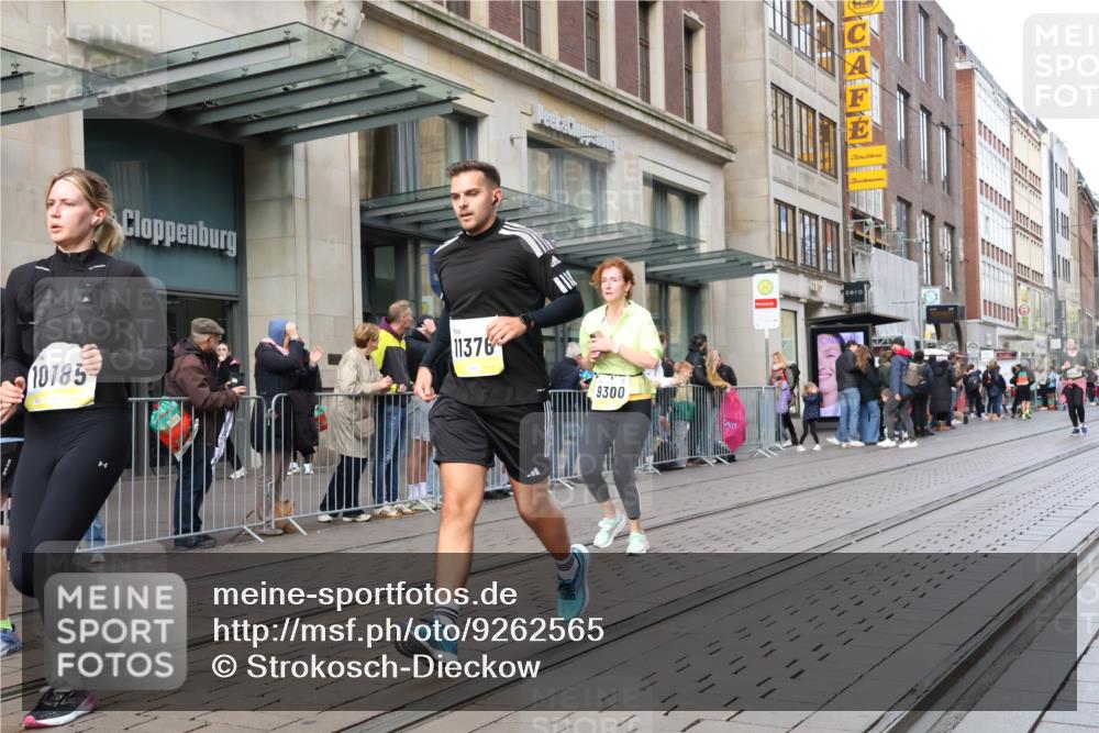 05.10.2025 - 20. swb-Marathon Bremen Strokosch-Dieckow http://msf.ph/oto/9262565 05.10.2025 11:02:46 Ziel 9229, 9246, 9300, 9325, 9593, 9644, 9661, 9662, 9846, 9893, 10142, 10167, 10185, 10471, 10656, 10777, 10876, 10926, 10996, 11312, 11376, 11390, 11504, 11667, 11668, 11682, 11735, 9229, 9246, 9300, 9325, 9593, 9644, 9661, 9662, 9846, 9893, 10142, 10167, 10185, 10471, 10656, 10777, 10876, 10926, 10996, 11312, 11376, 11390, 11504, 11682, 11735 meine-sportfotos.de