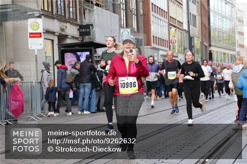 05.10.2025 - 20. swb-Marathon Bremen Strokosch-Dieckow http://msf.ph/oto/9262632 05.10.2025 11:02:52 Ziel 9224, 9225, 9229, 9246, 9300, 9325, 9593, 9661, 9662, 9893, 10142, 10185, 10405, 10471, 10777, 10876, 10926, 10963, 10996, 11103, 11124, 11376, 11390, 11467, 11502, 11508, 11509, 11682, 9224, 9225, 9229, 9246, 9300, 9325, 9593, 9661, 9662, 9893, 10142, 10185, 10405, 10471, 10777, 10876, 10926, 10963, 10996, 11103, 11124, 11376, 11390, 11467, 11502, 11508, 11509, 11682 meine-sportfotos.de