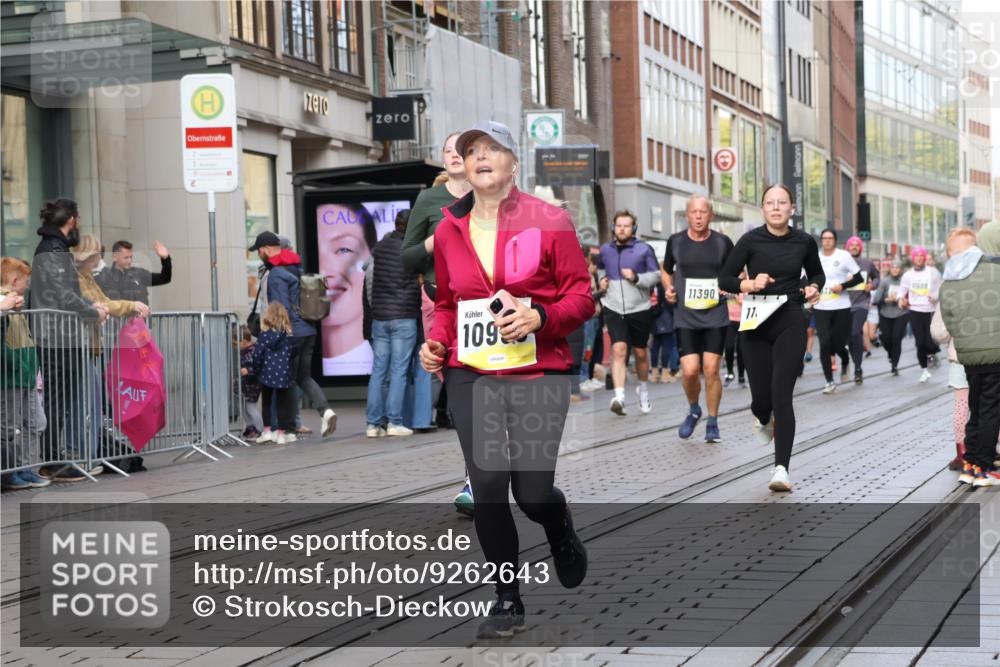 05.10.2025 - 20. swb-Marathon Bremen Strokosch-Dieckow http://msf.ph/oto/9262643 05.10.2025 11:02:52 Ziel 9224, 9225, 9229, 9246, 9300, 9325, 9593, 9661, 9662, 9893, 10142, 10185, 10405, 10471, 10777, 10876, 10926, 10963, 10996, 11103, 11124, 11376, 11390, 11467, 11502, 11508, 11509, 11682, 9224, 9225, 9229, 9246, 9300, 9325, 9593, 9661, 9662, 9893, 10142, 10185, 10405, 10471, 10777, 10876, 10926, 10963, 10996, 11103, 11124, 11376, 11390, 11467, 11502, 11508, 11509, 11682 meine-sportfotos.de