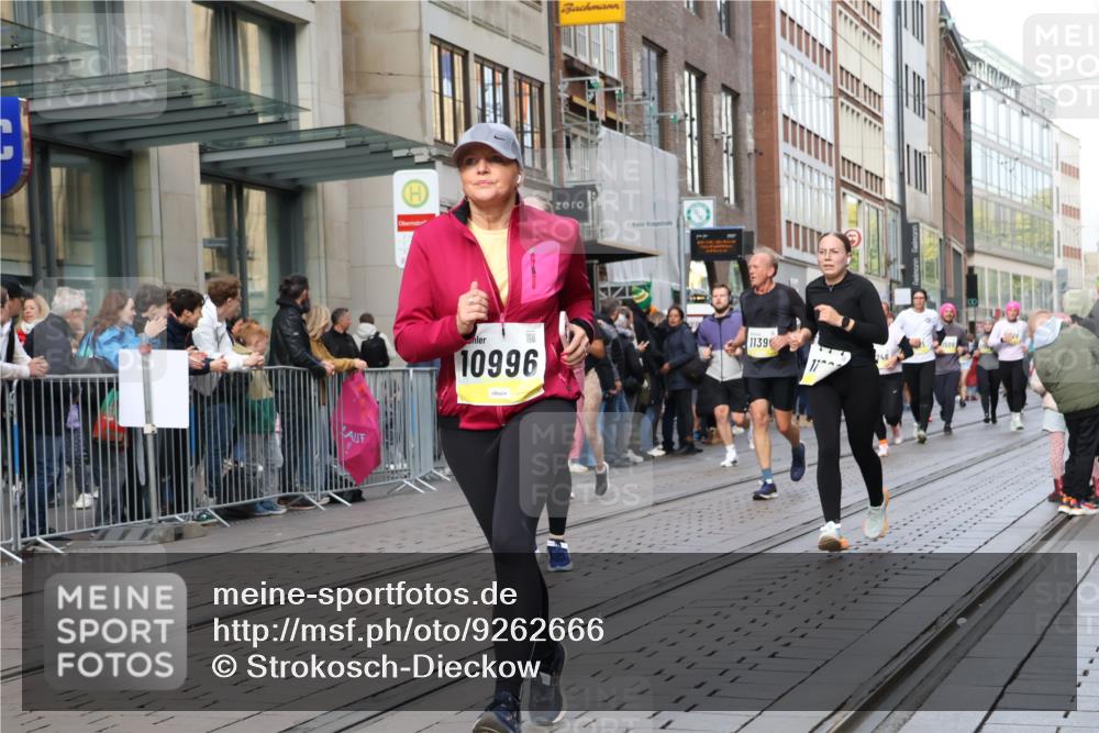 05.10.2025 - 20. swb-Marathon Bremen Strokosch-Dieckow http://msf.ph/oto/9262666 05.10.2025 11:02:53 Ziel 7776, 9224, 9225, 9229, 9246, 9300, 9325, 9593, 9661, 9662, 9893, 10142, 10185, 10405, 10446, 10471, 10777, 10926, 10963, 10995, 10996, 11103, 11124, 11236, 11376, 11390, 11467, 11502, 11508, 11509, 11682, 7776, 9224, 9225, 9229, 9246, 9300, 9325, 9593, 9661, 9662, 9893, 10142, 10185, 10405, 10446, 10471, 10777, 10926, 10963, 10995, 10996, 11103, 11124, 11236, 11376, 11390, 11467, 11502, 11508, 11509, 11682 meine-sportfotos.de