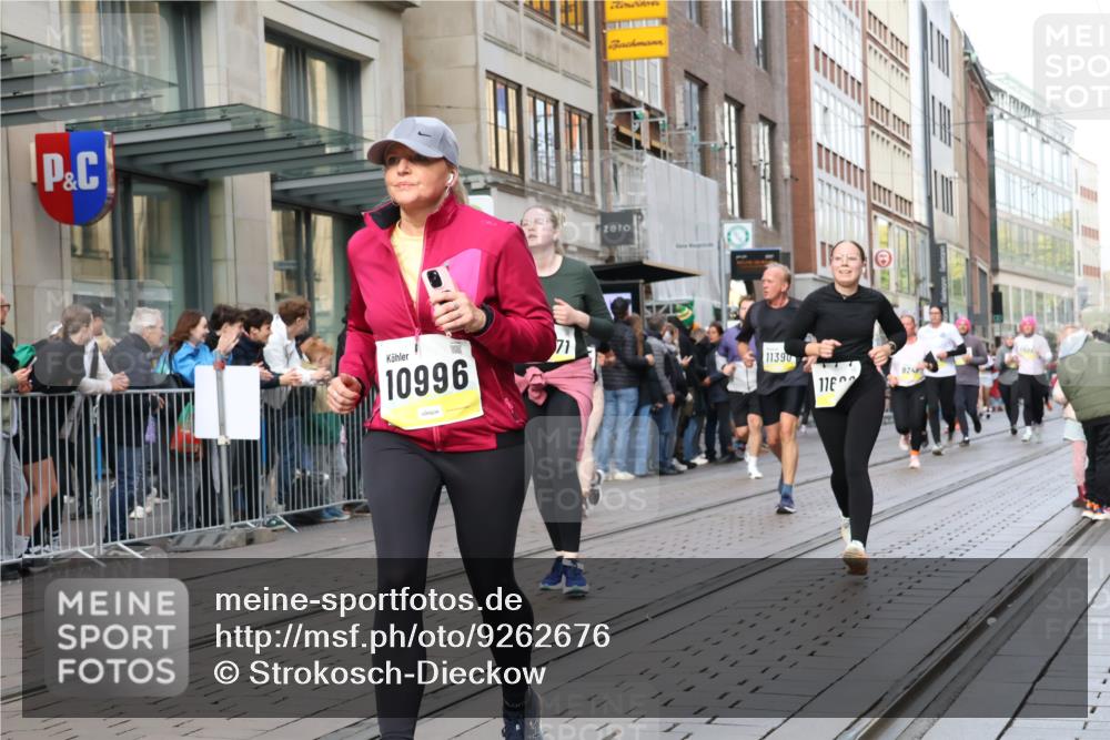 05.10.2025 - 20. swb-Marathon Bremen Strokosch-Dieckow http://msf.ph/oto/9262676 05.10.2025 11:02:53 Ziel 7776, 9224, 9225, 9229, 9246, 9300, 9325, 9593, 9661, 9662, 9893, 10142, 10185, 10405, 10446, 10471, 10777, 10926, 10963, 10995, 10996, 11103, 11124, 11236, 11376, 11390, 11467, 11502, 11508, 11509, 11682, 7776, 9224, 9225, 9229, 9246, 9300, 9325, 9593, 9661, 9662, 9893, 10142, 10185, 10405, 10446, 10471, 10777, 10926, 10963, 10995, 10996, 11103, 11124, 11236, 11376, 11390, 11467, 11502, 11508, 11509, 11682 meine-sportfotos.de