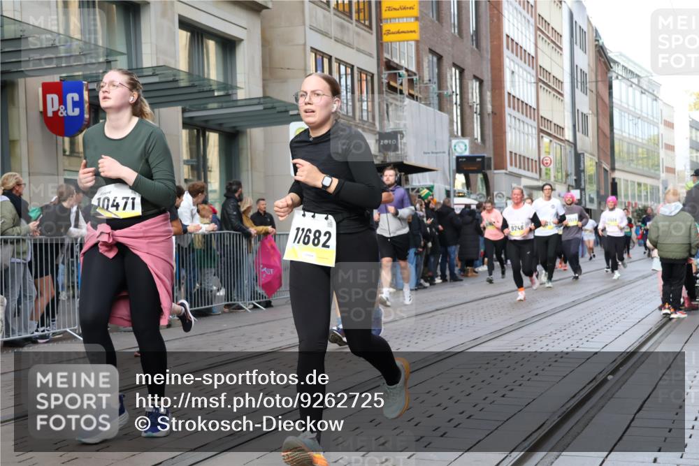 05.10.2025 - 20. swb-Marathon Bremen Strokosch-Dieckow http://msf.ph/oto/9262725 05.10.2025 11:02:55 Ziel 7776, 9224, 9225, 9229, 9246, 9300, 9308, 9325, 9593, 9661, 9662, 10142, 10185, 10405, 10446, 10471, 10926, 10963, 10995, 10996, 11103, 11124, 11150, 11236, 11376, 11390, 11467, 11502, 11508, 11509, 11682, 7776, 9224, 9225, 9229, 9246, 9300, 9308, 9325, 9593, 9661, 9662, 10142, 10185, 10405, 10446, 10471, 10926, 10963, 10995, 10996, 11103, 11124, 11150, 11236, 11376, 11390, 11467, 11502, 11508, 11509, 11682 meine-sportfotos.de
