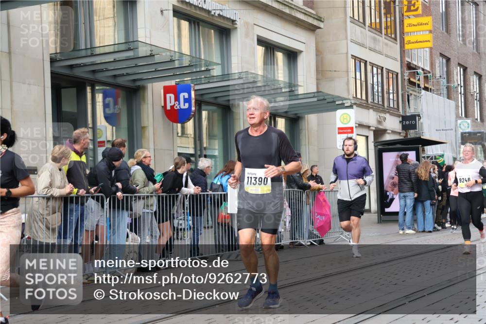05.10.2025 - 20. swb-Marathon Bremen Strokosch-Dieckow http://msf.ph/oto/9262773 05.10.2025 11:02:57 Ziel 7776, 9224, 9225, 9246, 9300, 9308, 9325, 9593, 10142, 10185, 10405, 10446, 10471, 10926, 10963, 10995, 10996, 11103, 11124, 11150, 11236, 11390, 11467, 11502, 11508, 11509, 11682, 7776, 9224, 9225, 9246, 9300, 9308, 9325, 9593, 10142, 10185, 10405, 10446, 10471, 10926, 10963, 10995, 10996, 11103, 11124, 11150, 11236, 11390, 11467, 11502, 11508, 11509, 11682 meine-sportfotos.de