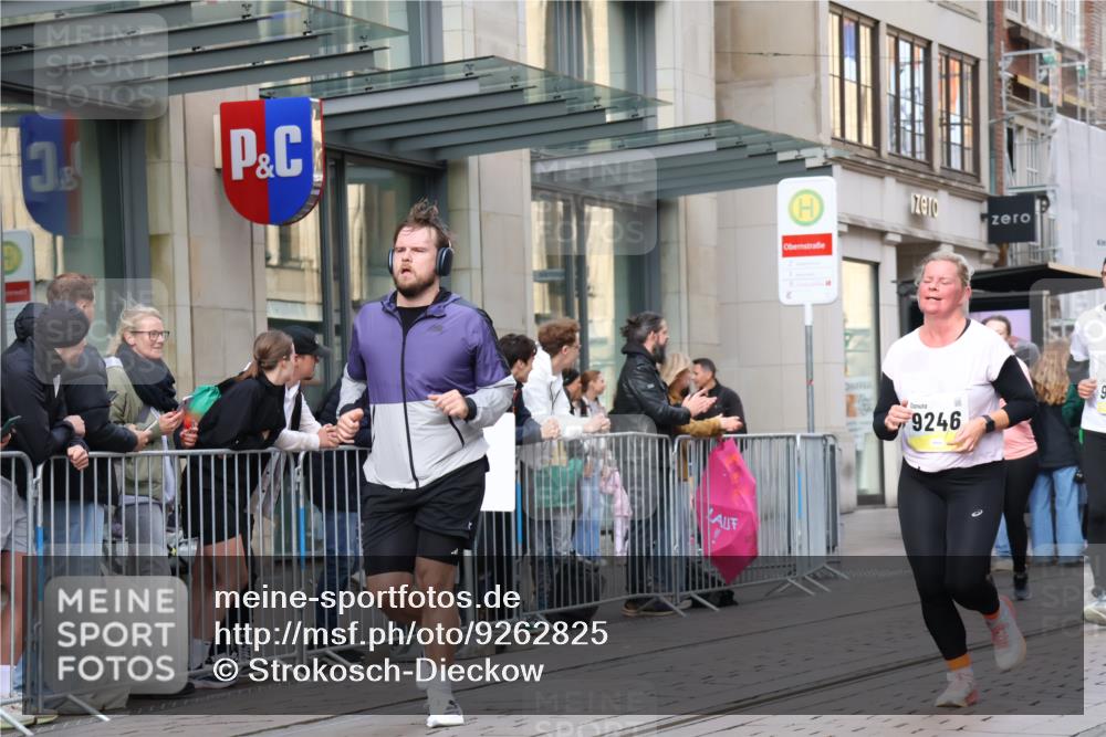 05.10.2025 - 20. swb-Marathon Bremen Strokosch-Dieckow http://msf.ph/oto/9262825 05.10.2025 11:02:58 Ziel 7776, 9224, 9225, 9246, 9300, 9308, 9325, 9498, 9593, 9850, 10142, 10185, 10405, 10446, 10471, 10926, 10963, 10995, 10996, 11103, 11124, 11150, 11236, 11390, 11467, 11502, 11508, 11509, 11682, 7776, 9224, 9225, 9246, 9300, 9308, 9325, 9498, 9593, 9850, 10142, 10185, 10405, 10446, 10471, 10926, 10963, 10995, 10996, 11103, 11124, 11150, 11236, 11390, 11467, 11502, 11508, 11509, 11682 meine-sportfotos.de