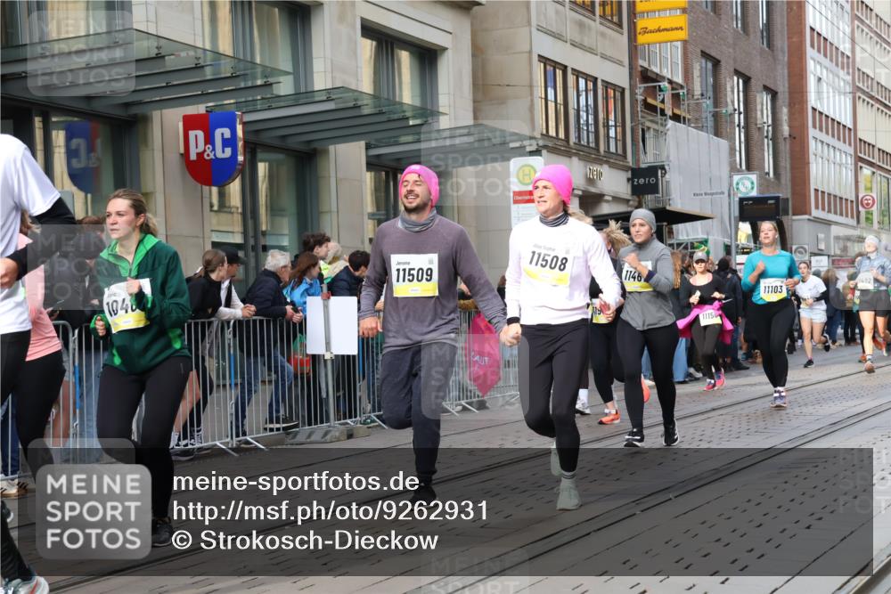 05.10.2025 - 20. swb-Marathon Bremen Strokosch-Dieckow http://msf.ph/oto/9262931 05.10.2025 11:03:02 Ziel 7199, 7776, 9224, 9225, 9246, 9308, 9325, 9486, 9498, 9850, 10142, 10405, 10446, 10471, 10926, 10963, 10995, 10996, 11103, 11124, 11150, 11236, 11390, 11467, 11502, 11508, 11509, 11522, 7199, 7776, 9224, 9225, 9246, 9308, 9325, 9486, 9498, 9850, 10142, 10405, 10446, 10471, 10926, 10963, 10995, 10996, 11103, 11124, 11150, 11236, 11390, 11467, 11502, 11508, 11509, 11522 meine-sportfotos.de