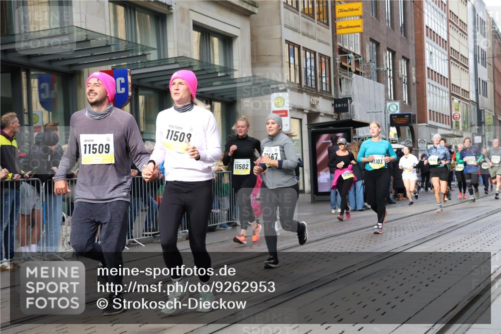 05.10.2025 - 20. swb-Marathon Bremen Strokosch-Dieckow http://msf.ph/oto/9262953 05.10.2025 11:03:03 Ziel 7199, 7776, 9224, 9225, 9246, 9308, 9325, 9486, 9498, 9850, 10142, 10405, 10446, 10471, 10926, 10963, 10995, 11103, 11124, 11150, 11236, 11390, 11467, 11502, 11508, 11509, 11522, 7199, 7776, 9224, 9225, 9246, 9308, 9325, 9486, 9498, 9850, 10142, 10405, 10446, 10471, 10926, 10963, 10995, 11103, 11124, 11150, 11236, 11390, 11467, 11502, 11508, 11509, 11522 meine-sportfotos.de