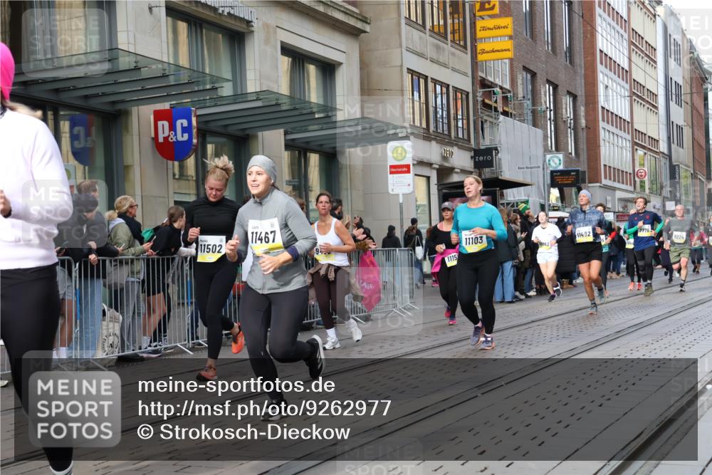 05.10.2025 - 20. swb-Marathon Bremen Strokosch-Dieckow http://msf.ph/oto/9262977 05.10.2025 11:03:03 Ziel 7199, 7776, 9224, 9225, 9246, 9308, 9325, 9486, 9498, 9850, 10142, 10405, 10446, 10471, 10926, 10963, 10995, 11103, 11124, 11150, 11236, 11390, 11467, 11502, 11508, 11509, 11522, 7199, 7776, 9224, 9225, 9246, 9308, 9325, 9486, 9498, 9850, 10142, 10405, 10446, 10471, 10926, 10963, 10995, 11103, 11124, 11150, 11236, 11390, 11467, 11502, 11508, 11509, 11522 meine-sportfotos.de