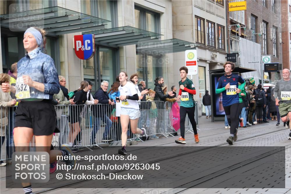 05.10.2025 - 20. swb-Marathon Bremen Strokosch-Dieckow http://msf.ph/oto/9263045 05.10.2025 11:03:07 Ziel 7199, 7776, 9224, 9225, 9246, 9308, 9325, 9486, 9498, 9850, 9940, 10142, 10213, 10405, 10446, 10478, 10963, 10995, 11103, 11124, 11150, 11236, 11390, 11467, 11502, 11508, 11509, 11522, 7199, 7776, 9224, 9225, 9246, 9308, 9325, 9486, 9498, 9850, 9940, 10142, 10213, 10405, 10446, 10478, 10963, 10995, 11103, 11124, 11150, 11236, 11390, 11467, 11502, 11508, 11509, 11522 meine-sportfotos.de