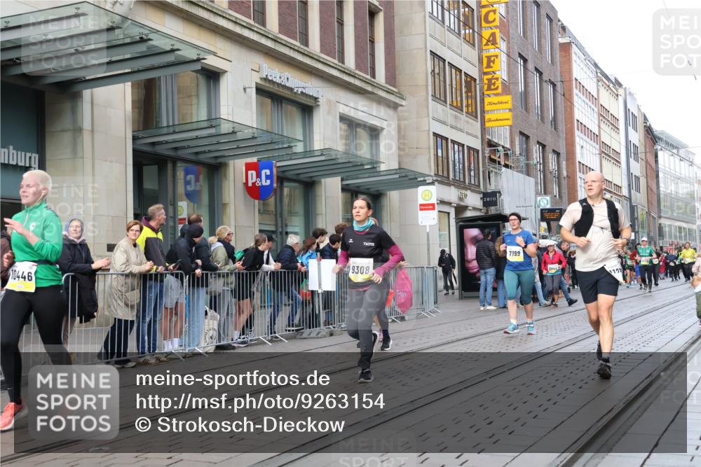 05.10.2025 - 20. swb-Marathon Bremen Strokosch-Dieckow http://msf.ph/oto/9263154 05.10.2025 11:03:11 Ziel 7199, 7776, 9224, 9225, 9246, 9308, 9315, 9486, 9498, 9850, 9940, 10142, 10213, 10297, 10405, 10446, 10478, 10711, 10713, 10963, 10995, 11103, 11124, 11150, 11236, 11467, 11502, 11508, 11509, 11522, 11589, 7199, 7776, 9224, 9225, 9246, 9308, 9315, 9486, 9498, 9850, 9940, 10142, 10213, 10297, 10405, 10446, 10478, 10711, 10713, 10963, 10995, 11103, 11124, 11150, 11236, 11467, 11502, 11508, 11509, 11522, 11589 meine-sportfotos.de