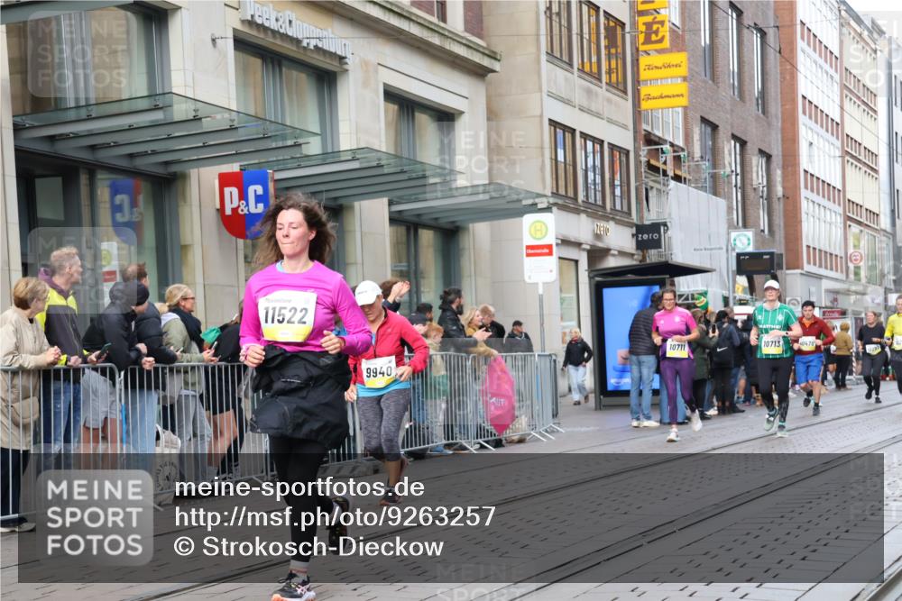05.10.2025 - 20. swb-Marathon Bremen Strokosch-Dieckow http://msf.ph/oto/9263257 05.10.2025 11:03:16 Ziel 7199, 7776, 9224, 9225, 9308, 9315, 9486, 9498, 9850, 9940, 10213, 10238, 10297, 10446, 10478, 10603, 10604, 10711, 10713, 10963, 10995, 11103, 11150, 11236, 11306, 11522, 11589, 7199, 7776, 9224, 9225, 9308, 9315, 9486, 9498, 9850, 9940, 10213, 10238, 10297, 10446, 10478, 10603, 10604, 10711, 10713, 10963, 10995, 11103, 11150, 11236, 11306, 11522, 11589 meine-sportfotos.de