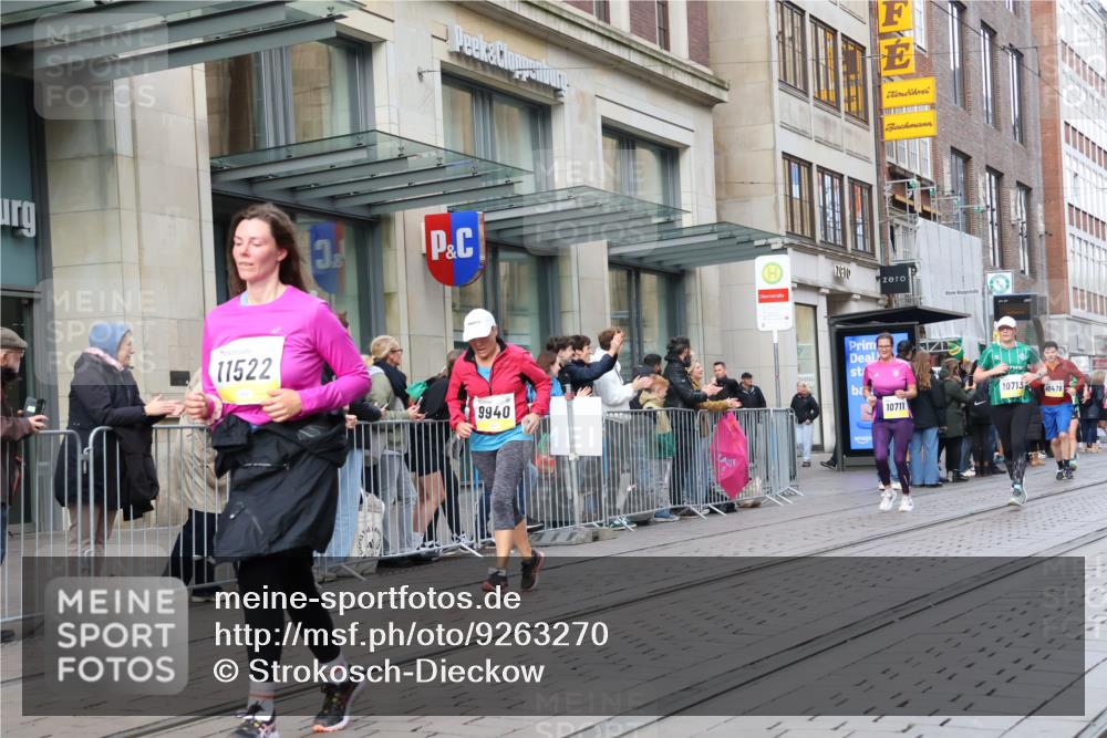 05.10.2025 - 20. swb-Marathon Bremen Strokosch-Dieckow http://msf.ph/oto/9263270 05.10.2025 11:03:16 Ziel 7199, 7776, 9224, 9225, 9308, 9315, 9486, 9498, 9850, 9940, 10213, 10238, 10297, 10446, 10478, 10603, 10604, 10711, 10713, 10963, 10995, 11103, 11150, 11236, 11306, 11522, 11589, 7199, 7776, 9224, 9225, 9308, 9315, 9486, 9498, 9850, 9940, 10213, 10238, 10297, 10446, 10478, 10603, 10604, 10711, 10713, 10963, 10995, 11103, 11150, 11236, 11306, 11522, 11589 meine-sportfotos.de
