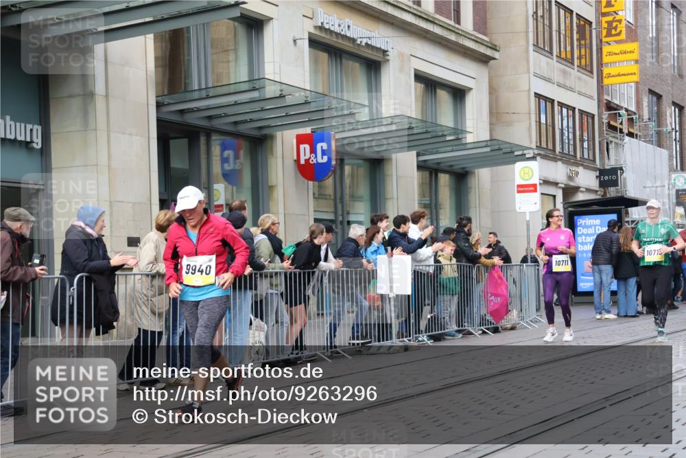05.10.2025 - 20. swb-Marathon Bremen Strokosch-Dieckow http://msf.ph/oto/9263296 05.10.2025 11:03:17 Ziel 7199, 7776, 9224, 9308, 9315, 9486, 9498, 9850, 9940, 10213, 10238, 10297, 10446, 10478, 10603, 10604, 10711, 10713, 10995, 11150, 11236, 11306, 11522, 11589, 7199, 7776, 9224, 9308, 9315, 9486, 9498, 9850, 9940, 10213, 10238, 10297, 10446, 10478, 10603, 10604, 10711, 10713, 10995, 11150, 11236, 11306, 11522, 11589 meine-sportfotos.de