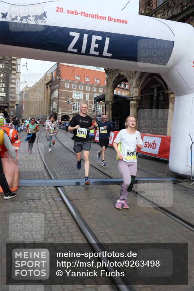05.10.2025 - 20. swb-Marathon Bremen Yannick Fuchs http://msf.ph/oto/9263498 05.10.2025 10:50:07 Ziel 9676, 9693, 9803, 10159, 10543, 10868, 10946, 11642, 11749 meine-sportfotos.de