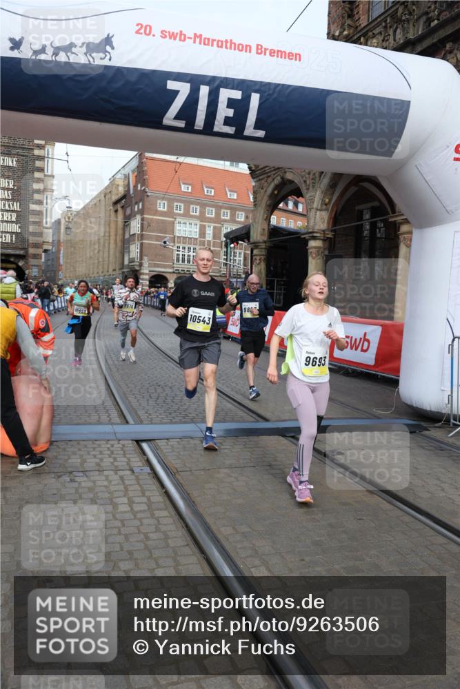 05.10.2025 - 20. swb-Marathon Bremen Yannick Fuchs http://msf.ph/oto/9263506 05.10.2025 10:50:07 Ziel 9676, 9693, 9803, 10159, 10543, 10868, 10946, 11642, 11749 meine-sportfotos.de