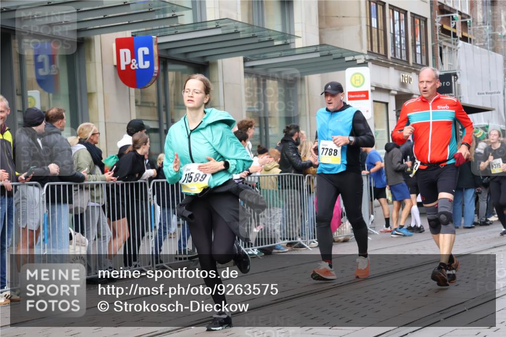 05.10.2025 - 20. swb-Marathon Bremen Strokosch-Dieckow http://msf.ph/oto/9263575 05.10.2025 11:03:30 Ziel 7788, 9241, 9315, 9379, 9398, 9571, 9940, 10106, 10205, 10238, 10265, 10271, 10297, 10478, 10551, 10603, 10604, 10711, 10713, 11039, 11183, 11272, 11306, 11589, 11609, 7788, 9241, 9315, 9379, 9398, 9571, 9940, 10106, 10205, 10238, 10265, 10271, 10297, 10478, 10551, 10603, 10604, 10711, 10713, 11039, 11183, 11272, 11306, 11589, 11609 meine-sportfotos.de