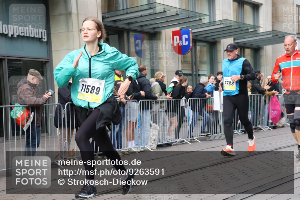 05.10.2025 - 20. swb-Marathon Bremen Strokosch-Dieckow http://msf.ph/oto/9263591 05.10.2025 11:03:30 Ziel 7788, 9241, 9315, 9379, 9398, 9571, 9940, 10106, 10205, 10238, 10265, 10271, 10297, 10478, 10551, 10603, 10604, 10711, 10713, 11039, 11183, 11272, 11306, 11589, 11609, 7788, 9241, 9315, 9379, 9398, 9571, 9940, 10106, 10205, 10238, 10265, 10271, 10297, 10478, 10551, 10603, 10604, 10711, 10713, 11039, 11183, 11272, 11306, 11589, 11609 meine-sportfotos.de