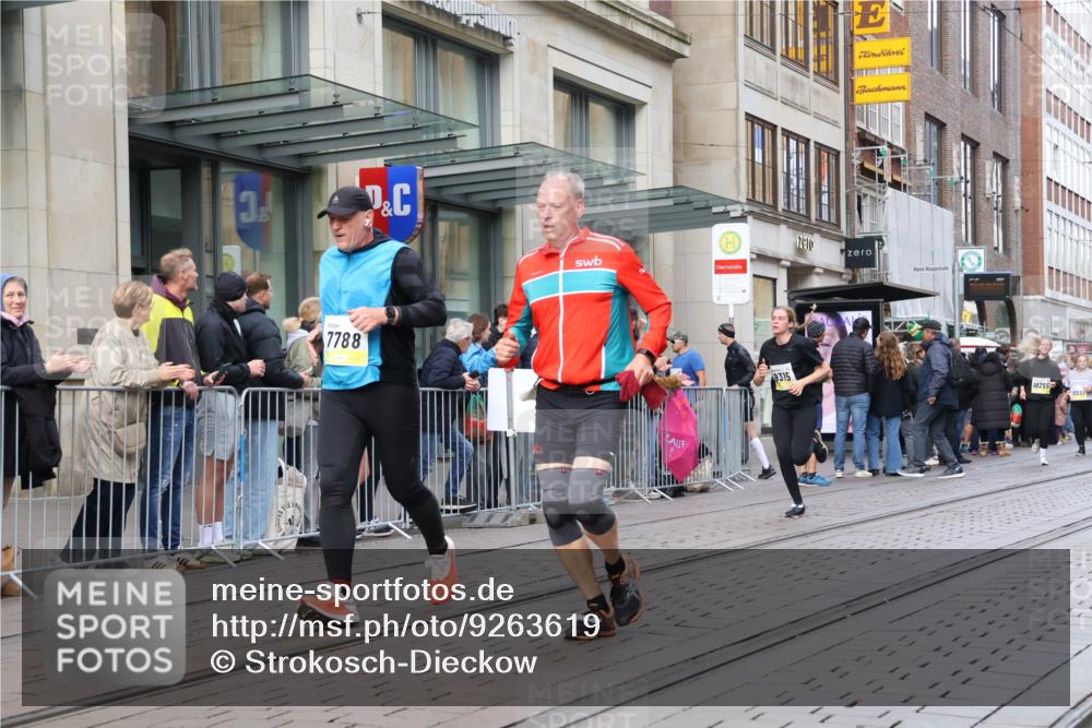 05.10.2025 - 20. swb-Marathon Bremen Strokosch-Dieckow http://msf.ph/oto/9263619 05.10.2025 11:03:31 Ziel 7788, 9241, 9315, 9379, 9398, 9571, 10106, 10205, 10238, 10265, 10271, 10297, 10478, 10551, 10603, 10604, 10711, 10713, 11039, 11183, 11272, 11306, 11589, 11609, 7788, 9241, 9315, 9379, 9398, 9571, 10106, 10205, 10238, 10265, 10271, 10297, 10478, 10551, 10603, 10604, 10711, 10713, 11039, 11183, 11272, 11306, 11589, 11609 meine-sportfotos.de