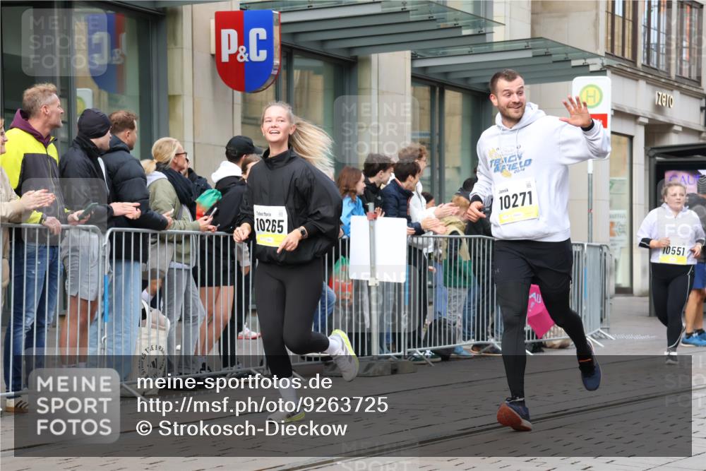 05.10.2025 - 20. swb-Marathon Bremen Strokosch-Dieckow http://msf.ph/oto/9263725 05.10.2025 11:03:37 Ziel 7123, 7788, 7789, 9241, 9275, 9379, 9398, 9571, 10106, 10205, 10238, 10265, 10271, 10551, 10603, 10604, 11039, 11183, 11272, 11306, 11609, 11611, 7123, 7788, 7789, 9241, 9275, 9379, 9398, 9571, 10106, 10205, 10238, 10265, 10271, 10551, 10603, 10604, 11039, 11183, 11272, 11306, 11609, 11611 meine-sportfotos.de