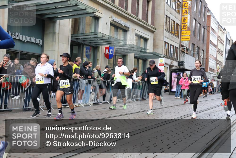05.10.2025 - 20. swb-Marathon Bremen Strokosch-Dieckow http://msf.ph/oto/9263814 05.10.2025 11:03:41 Ziel 7123, 7788, 7789, 9241, 9275, 9379, 9398, 9571, 10098, 10106, 10205, 10265, 10271, 10551, 10853, 11001, 11039, 11077, 11102, 11183, 11272, 11609, 11611, 11685, 7123, 7788, 7789, 9241, 9275, 9379, 9398, 9571, 10098, 10106, 10205, 10265, 10271, 10551, 10853, 11001, 11039, 11077, 11102, 11183, 11272, 11609, 11611, 11685 meine-sportfotos.de