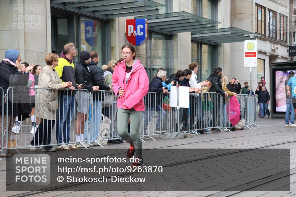 05.10.2025 - 20. swb-Marathon Bremen Strokosch-Dieckow http://msf.ph/oto/9263870 05.10.2025 11:03:44 Ziel 7123, 7788, 7789, 9241, 9275, 9379, 9398, 9448, 9571, 10098, 10106, 10205, 10265, 10271, 10551, 10853, 11001, 11077, 11102, 11183, 11272, 11609, 11611, 11685, 7123, 7788, 7789, 9241, 9275, 9379, 9398, 9448, 9571, 10098, 10106, 10205, 10265, 10271, 10551, 10853, 11001, 11077, 11102, 11183, 11272, 11609, 11611, 11685 meine-sportfotos.de