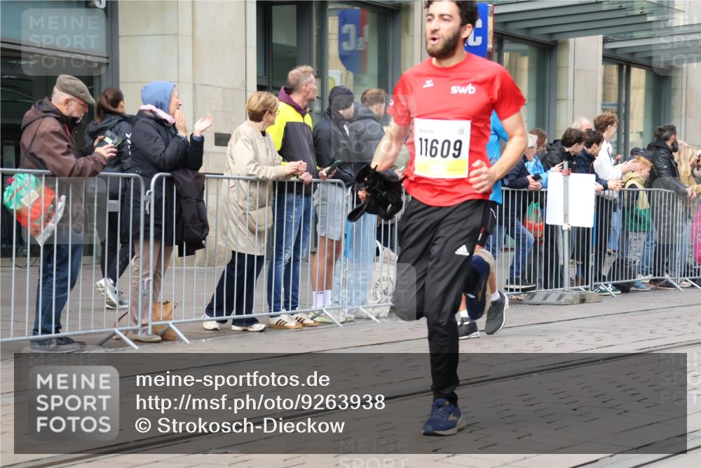 05.10.2025 - 20. swb-Marathon Bremen Strokosch-Dieckow http://msf.ph/oto/9263938 05.10.2025 11:03:48 Ziel 7123, 7789, 9275, 9398, 9448, 9537, 10098, 10205, 10265, 10271, 10551, 10853, 11001, 11077, 11102, 11183, 11609, 11611, 11685, 7123, 7789, 9275, 9398, 9448, 9537, 10098, 10205, 10265, 10271, 10551, 10853, 11001, 11077, 11102, 11183, 11609, 11611, 11685 meine-sportfotos.de