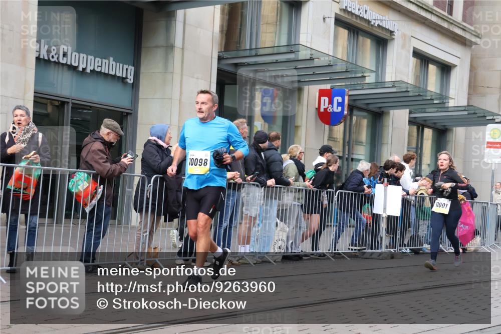 05.10.2025 - 20. swb-Marathon Bremen Strokosch-Dieckow http://msf.ph/oto/9263960 05.10.2025 11:03:49 Ziel 7123, 7789, 9275, 9398, 9448, 9537, 9684, 10098, 10205, 10265, 10271, 10551, 10853, 11001, 11077, 11102, 11183, 11200, 11609, 11611, 11685, 7123, 7789, 9275, 9398, 9448, 9537, 9684, 10098, 10205, 10265, 10271, 10551, 10853, 11001, 11077, 11102, 11183, 11200, 11609, 11611, 11685 meine-sportfotos.de