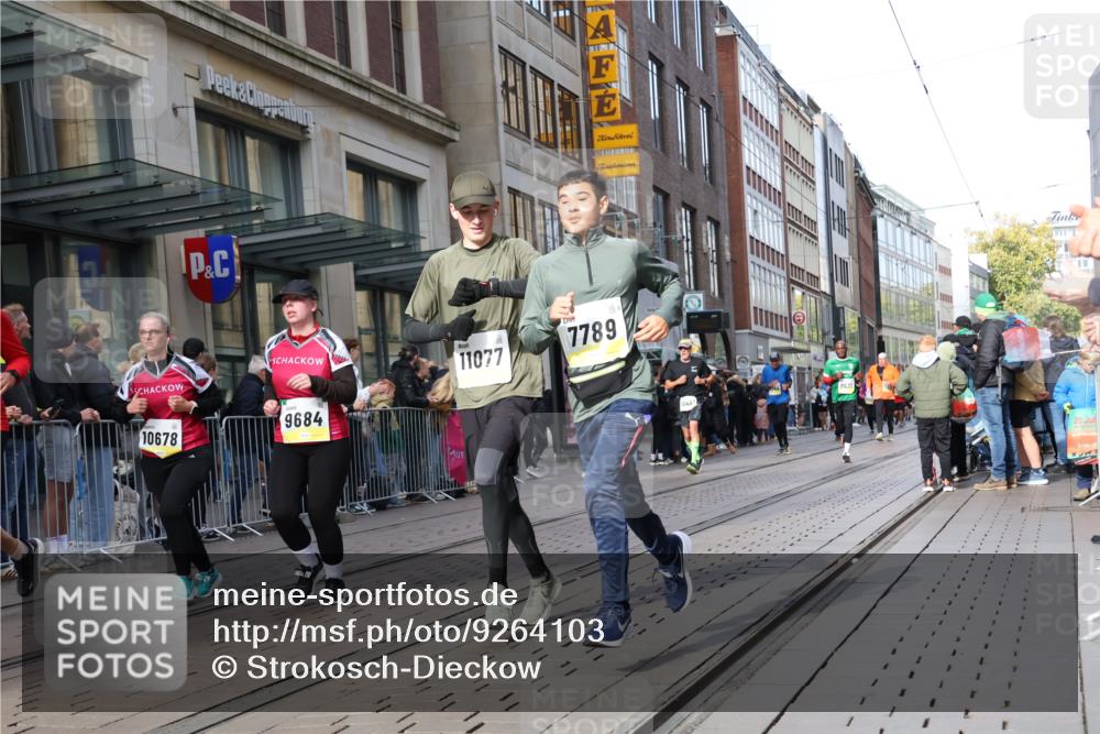 05.10.2025 - 20. swb-Marathon Bremen Strokosch-Dieckow http://msf.ph/oto/9264103 05.10.2025 11:03:59 Ziel 7789, 8111, 9275, 9448, 9537, 9610, 9684, 10098, 10278, 10439, 10483, 10678, 10853, 11001, 11044, 11077, 11102, 11200, 11611, 11685, 7789, 8111, 9275, 9448, 9537, 9610, 9684, 10098, 10278, 10439, 10483, 10678, 10853, 11001, 11044, 11077, 11102, 11200, 11611, 11685 meine-sportfotos.de