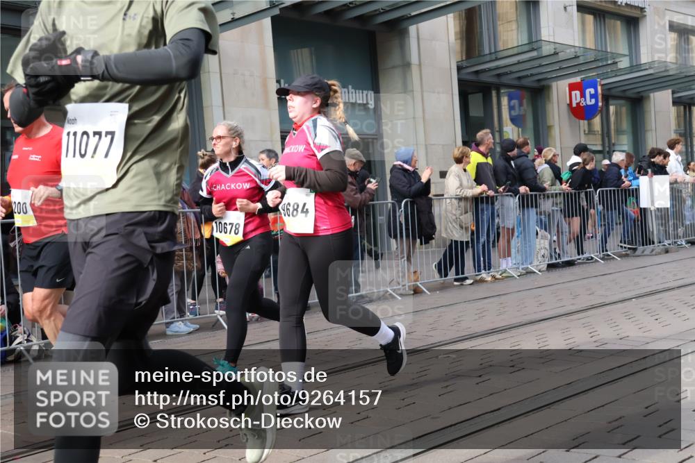 05.10.2025 - 20. swb-Marathon Bremen Strokosch-Dieckow http://msf.ph/oto/9264157 05.10.2025 11:04:00 Ziel 7789, 8111, 9448, 9537, 9610, 9684, 10098, 10278, 10439, 10483, 10678, 10853, 10956, 11001, 11044, 11077, 11102, 11200, 11685, 11704, 7789, 8111, 9448, 9537, 9610, 9684, 10098, 10278, 10439, 10483, 10678, 10853, 10956, 11001, 11044, 11077, 11102, 11200, 11685 meine-sportfotos.de