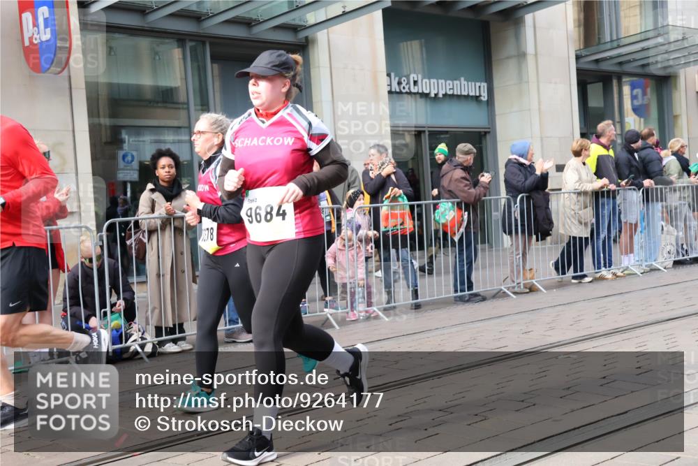 05.10.2025 - 20. swb-Marathon Bremen Strokosch-Dieckow http://msf.ph/oto/9264177 05.10.2025 11:04:00 Ziel 7789, 8111, 9448, 9537, 9610, 9684, 10098, 10278, 10439, 10483, 10678, 10853, 10956, 11001, 11044, 11077, 11102, 11200, 11685, 11704, 7789, 8111, 9448, 9537, 9610, 9684, 10098, 10278, 10439, 10483, 10678, 10853, 10956, 11001, 11044, 11077, 11102, 11200, 11685 meine-sportfotos.de