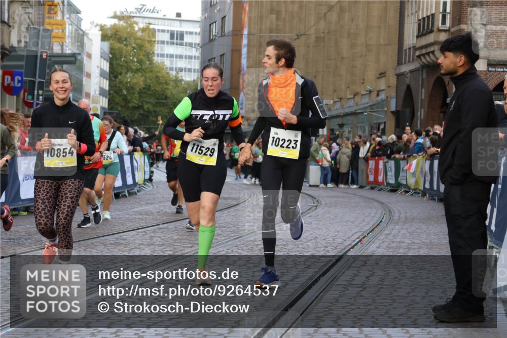 05.10.2025 - 20. swb-Marathon Bremen Strokosch-Dieckow http://msf.ph/oto/9264537 05.10.2025 11:07:27 Ziel 7779, 9483, 9780, 10037, 10160, 10223, 10585, 10737, 10776, 10854, 11122, 11159, 11262, 11384, 11529, 11584 meine-sportfotos.de