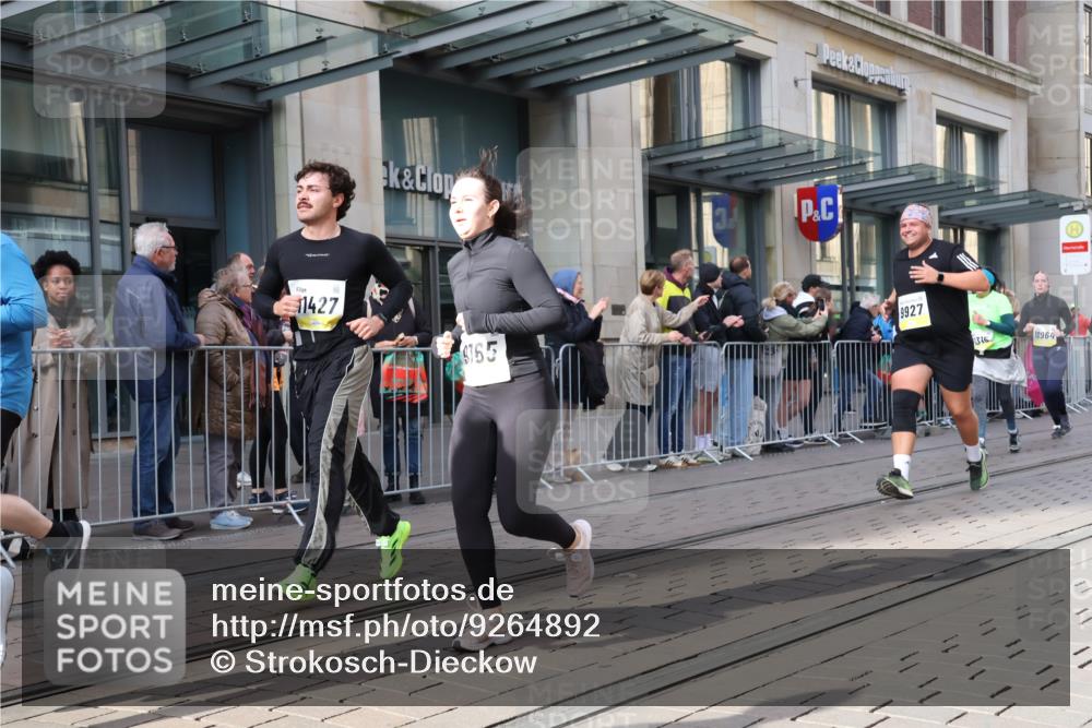 05.10.2025 - 20. swb-Marathon Bremen Strokosch-Dieckow http://msf.ph/oto/9264892 05.10.2025 11:04:26 Ziel 9220, 9394, 9530, 9532, 9623, 9750, 9765, 9771, 9812, 9813, 9866, 9915, 9927, 10422, 10451, 10485, 10531, 10532, 10557, 10674, 10684, 10771, 10869, 10891, 10964, 11035, 11180, 11196, 11315, 11372, 11427, 11542, 11546, 11559, 11615, 11636, 9220, 9394, 9530, 9532, 9623, 9750, 9765, 9771, 9812, 9813, 9866, 9915, 9927, 10422, 10451, 10485, 10531, 10532, 10557, 10674, 10684, 10771, 10869, 10891, 10964, 11035, 11180, 11196, 11315, 11372, 11427, 11542, 11546 meine-sportfotos.de